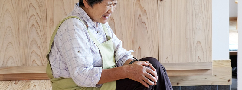 膝の痛みに悩む女性