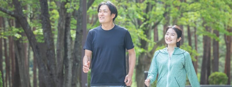 歩く男女